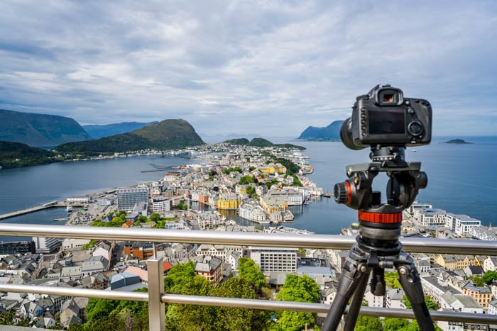 Fotografía de viajes de paisaje urbano con una cámara en un trípode en la ciudad de Alesund, Noruega.