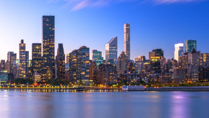 Imagen del paisaje urbano del horizonte de la ciudad de Nueva York de Midtown Manhattan desde el otro lado del río Hudson.