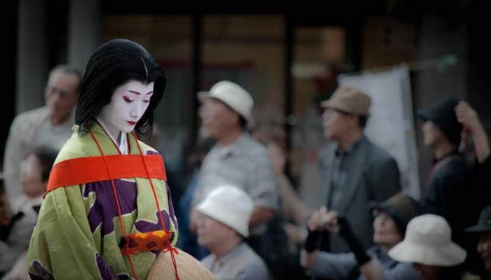 Una foto callejera de una mujer japonesa vestida de geisha