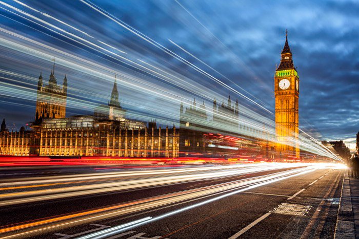 Una imagen de larga exposición con poca luz de Londres con el Big Ben