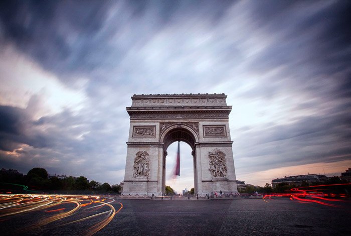 Una imagen de larga exposición de Paris Arc de Triomph