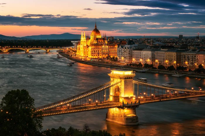 Una foto del paisaje urbano de viaje de Budapest al atardecer