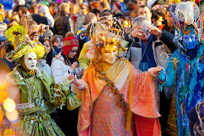 Una fotografía callejera de viaje del carnaval de Venecia