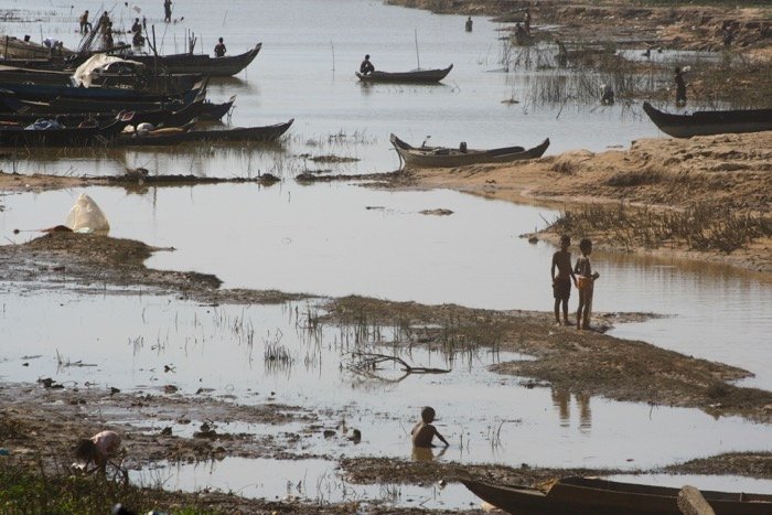 Una imagen de niños africanos cerca de un río seco