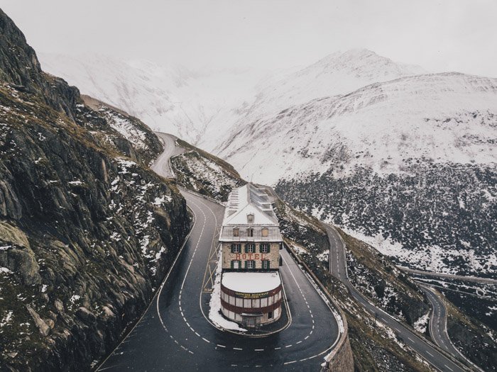 Imagen de fotografía de viaje de montañas nevadas y carretera