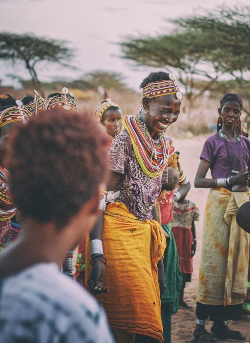 Una imagen documental de una mujer tribal sonriente de África