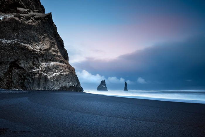 Hermosa imagen paisajística de una playa y rocas.