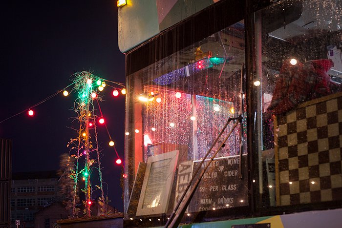 Fotografía nocturna de un escaparate en una noche lluviosa.  Fotografía de lluvia.