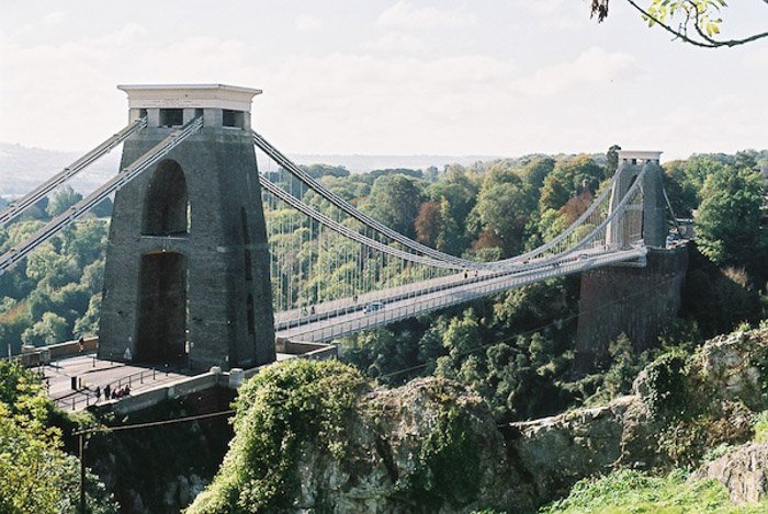 Un viejo puente de piedra en medio de un paisaje verde: cómo tomar mejores fotos 