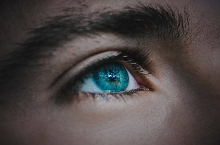 Primer plano del ojo azul de una modelo: cómo tomar mejores fotografías