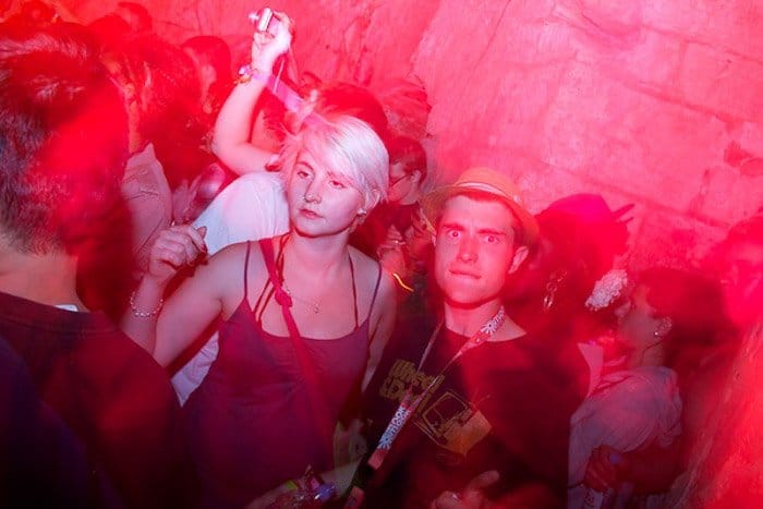 Retrato en tonos rosa atmosférico de personas en una discoteca