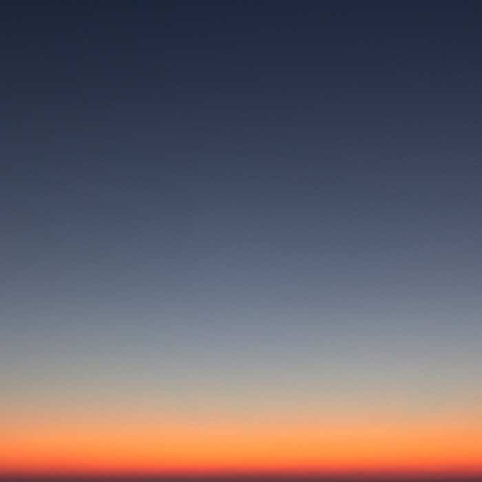 Fotografía minimalista: colores complementarios en el cielo.