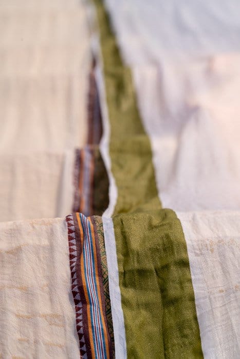 Foto de primer plano de una tela con rayas de colores