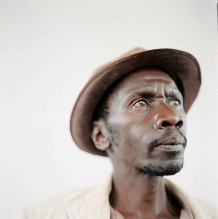 Kristi Carlson retrato de un hombre con sombrero marrón.  Fotógrafos de retratos famosos