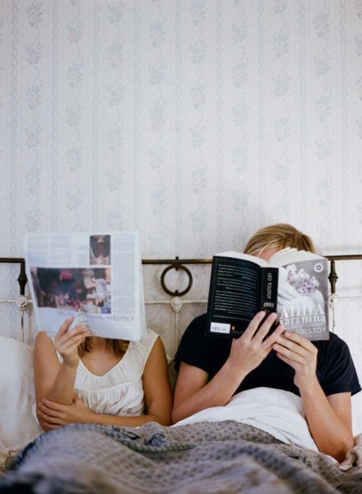 Foto de Nirav Patel de una pareja leyendo en la cama.  Fotógrafos de retratos famosos 