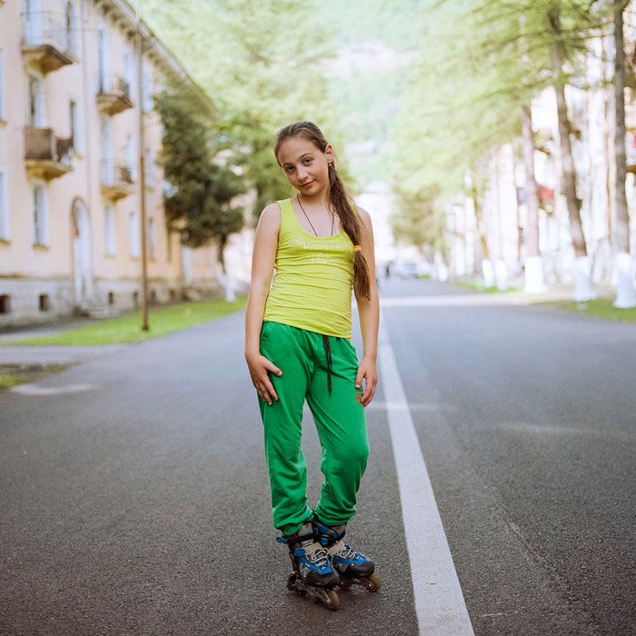 Maria Gruzdeva retrato de una joven parada en medio de la calle.  Fotógrafos de retratos famosos 