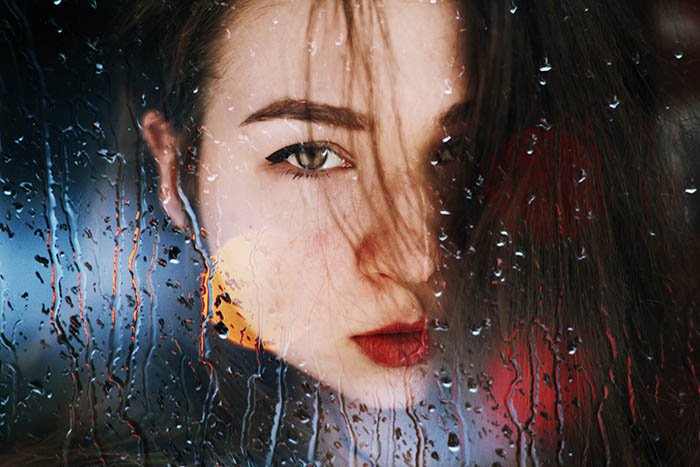 imagen de doble exposición del autorretrato de Taya Ivanova y las gotas de lluvia
