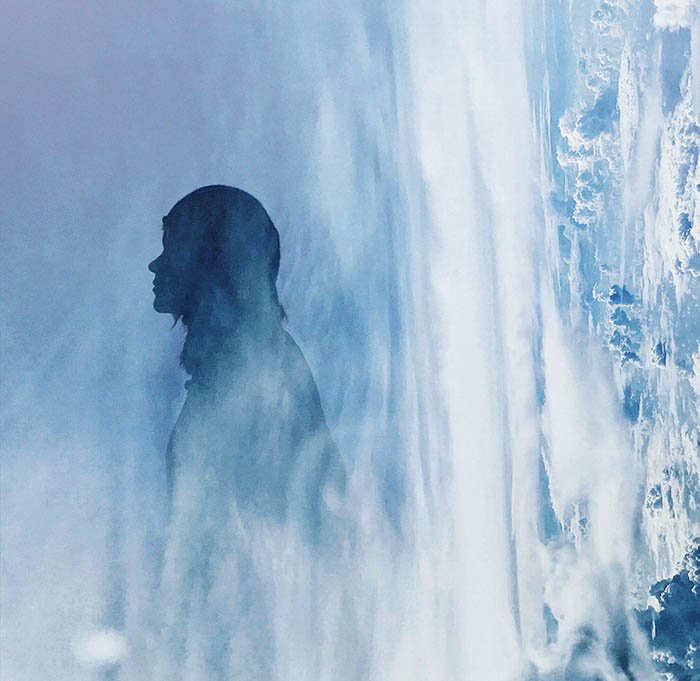 Una silueta de una mujer doble expuesta con una imagen de nubes