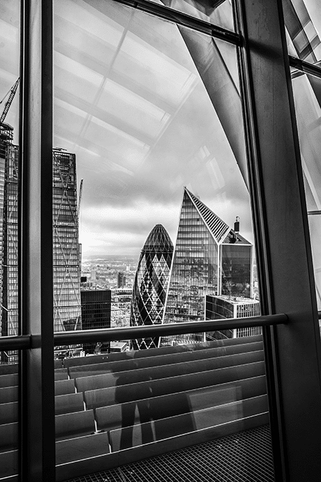 ciudad fotografiada: El edificio Gherkin en Londres tomado desde el interior y enmarcado por una ventana