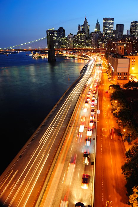 Fotografía nocturna del paisaje urbano: paisaje urbano de la ciudad de Nueva York al atardecer con senderos de semáforo