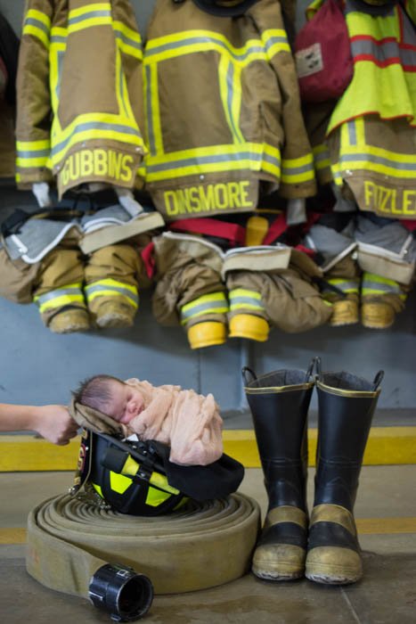 bebé en casco de bomberos, imagen creativa de bebé