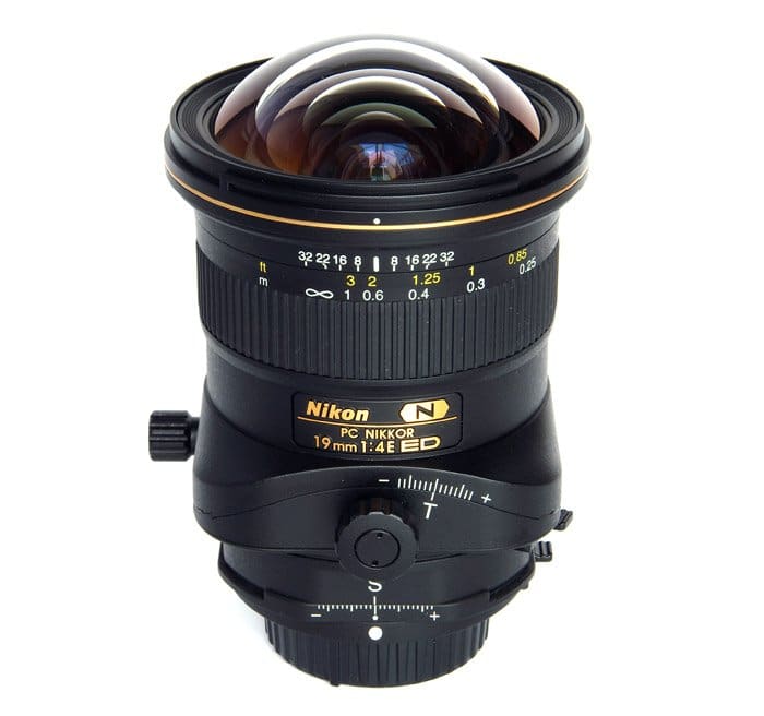 Una lente Nikon Tilt-Shift sobre fondo blanco.