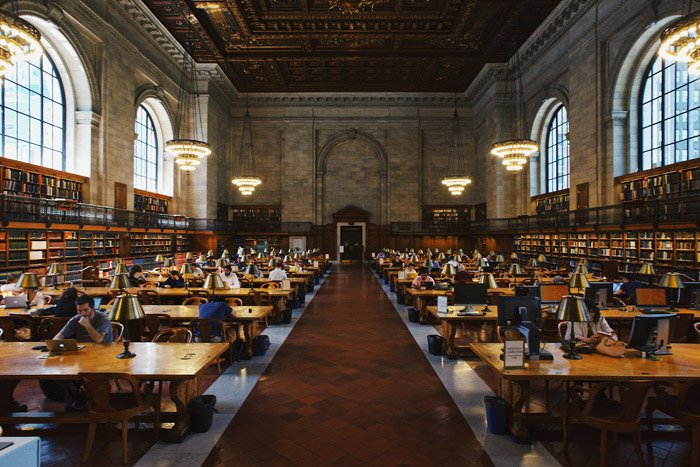 Toma interior de la biblioteca de Mid-Manhattan
