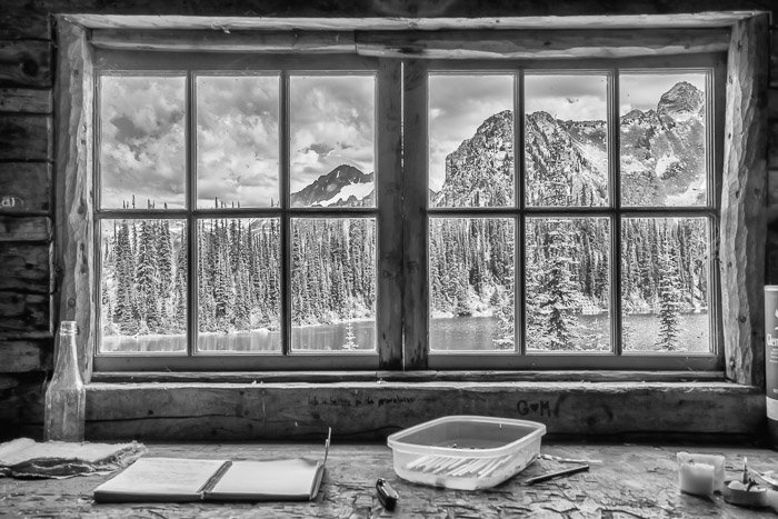 Un paisaje helado fotografiado a través de la ventana de una cabina.  Encuadre natural para la composición de fotografías de paisajes