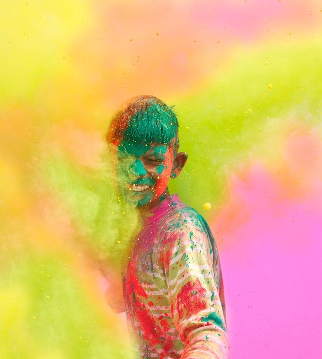 Una fotografía colorida de un niño pintado para una celebración