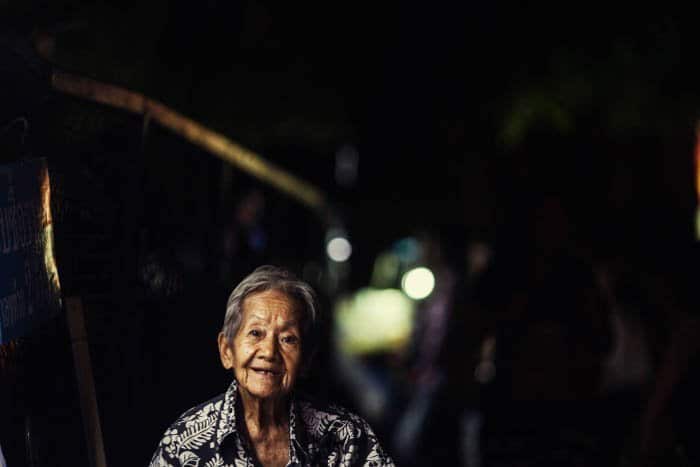 Un retrato nocturno de una anciana
