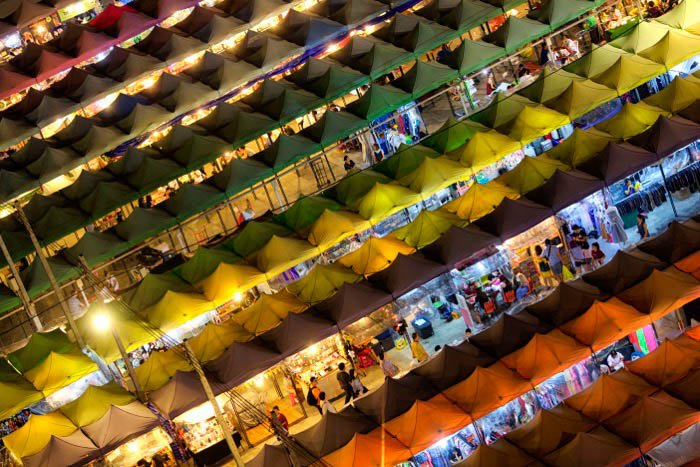 Una vista aérea de un mercado en la noche