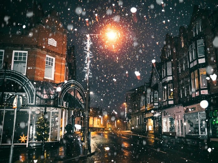 Una escena de la calle de la ciudad nevada en la noche
