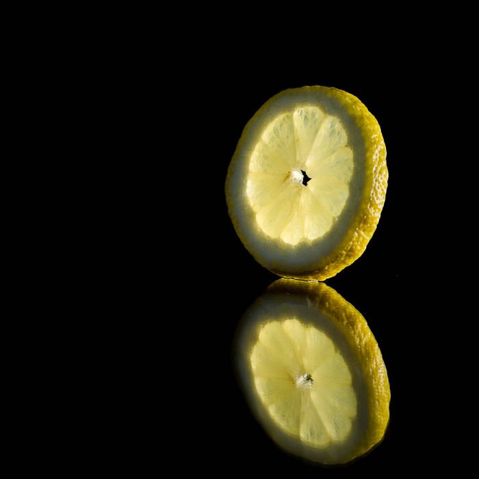 Una rodaja de limón creativa de pie.