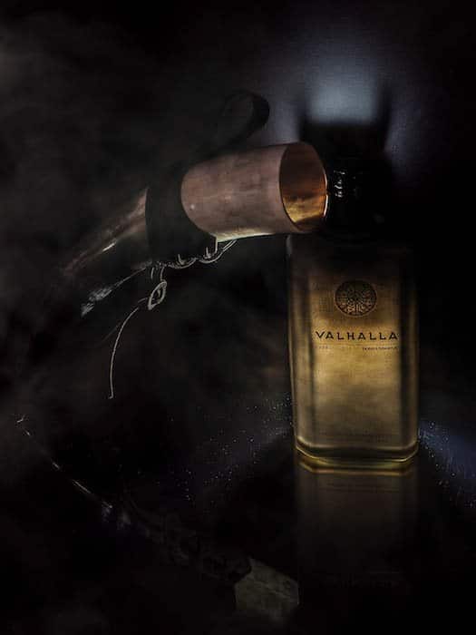 Foto atmosférica de una botella de licor finlandés junto a un cuerno vikingo 
