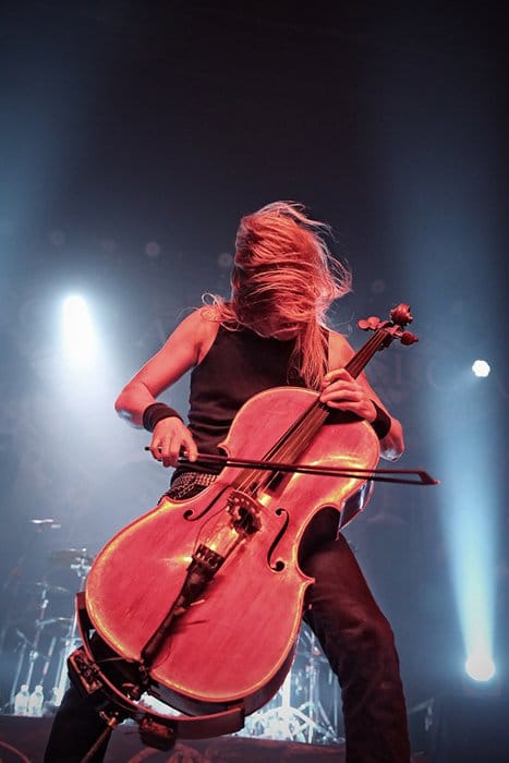 Cerca de Eicca Toppinen tocando el violonchelo 