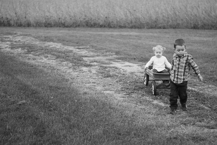 sentimiento dulce y nostálgico foto sincera de un niño y una niña jugando en los campos