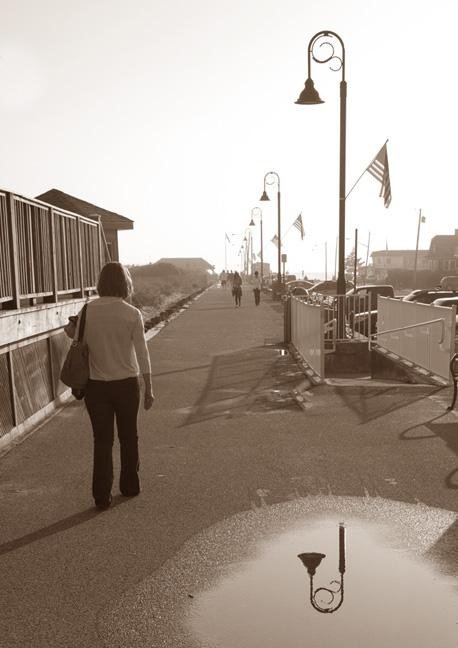 Una imagen de una mujer caminando por una calle donde prevalecen las sombras - Proyectos de fotografía para hacer con niños