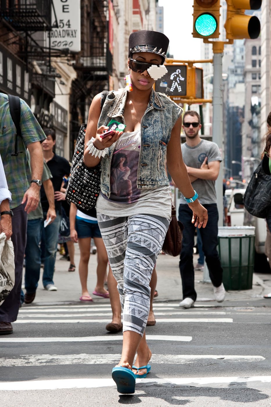 Fotografía callejera: mujer vestida de forma extravagante cruzando la calle