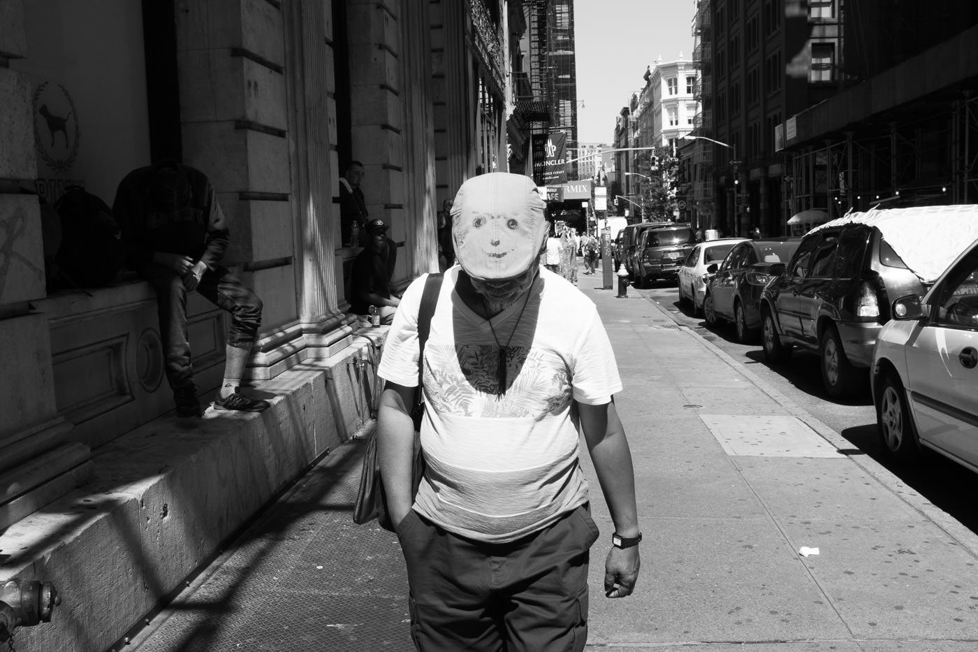 Fotografía callejera: Foto sincera del hombre con cara sonriente en la parte superior del sombrero