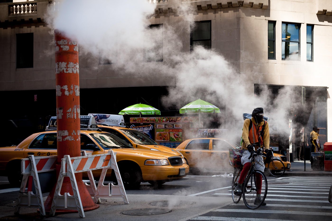Fotografía callejera: mensajero en bicicleta de Nueva York en la calle con steampipe