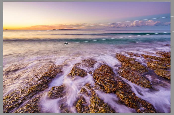 Captura de pantalla de la fotografía de paisajes marinos que se está editando con la herramienta de filtro graduado de Lightroom