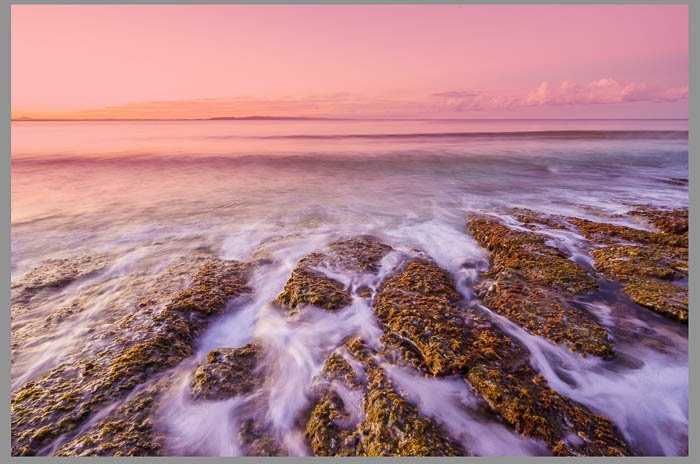 Captura de pantalla de la fotografía de paisajes marinos que se está editando con la herramienta de filtro graduado de Lightroom, filtros de Lightroom