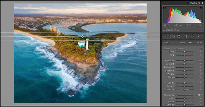Captura de pantalla de la edición de un paisaje costero con la herramienta de filtro graduado de Lightroom: efectos de desenfoque para los filtros de Lightroom