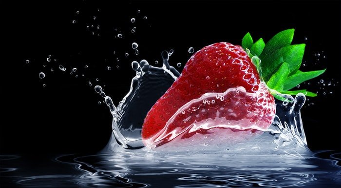 Una fresa chapoteando en agua.