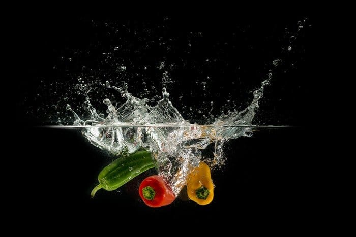 Disparo de alta velocidad de verduras salpicando agua