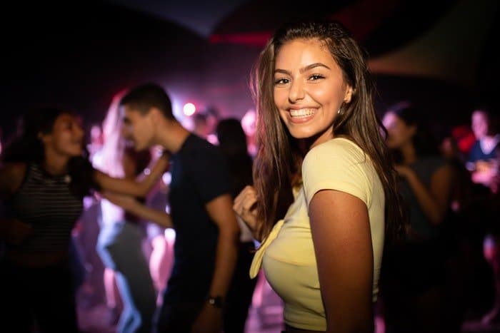 Mujer sonriendo en una fiesta 