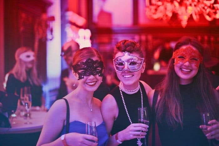 mujeres con máscaras en una fiesta