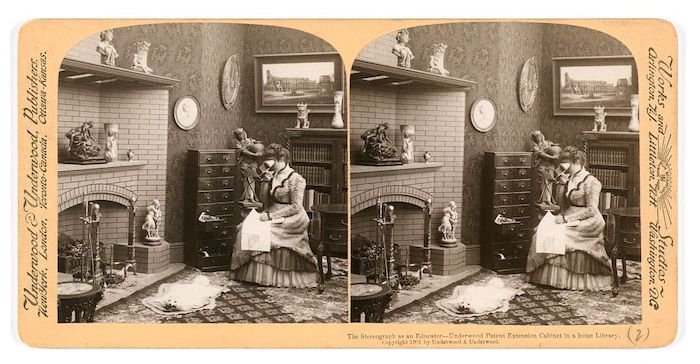 Primer ejemplo de fotografía 3D, una tarjeta estéreo de un estereoscopio en uso en 1901.
