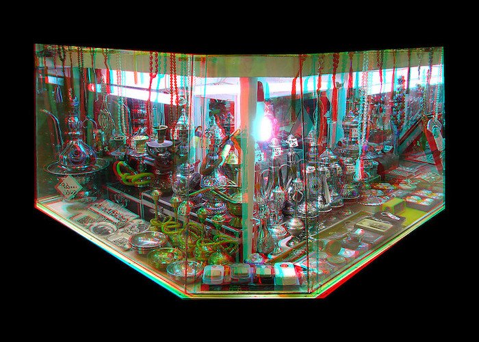 Foto 3D de una vitrina de tubos decorativos en un bazar