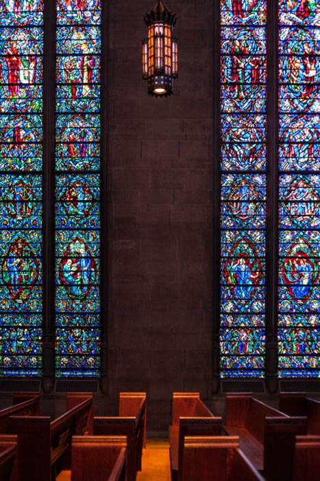 Regla de composición de simetría utilizada en la foto de las vidrieras de una capilla.
